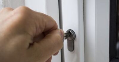 débloquer une serrure de porte